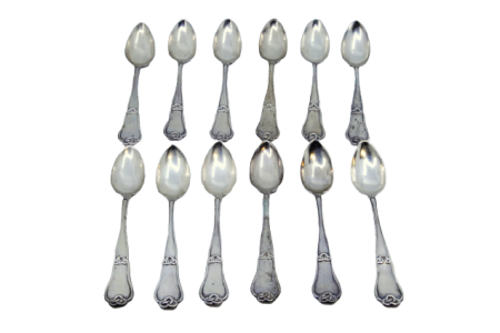 Conjunto de doze colheres de chá em prata com relevos e frisos nos cabos.